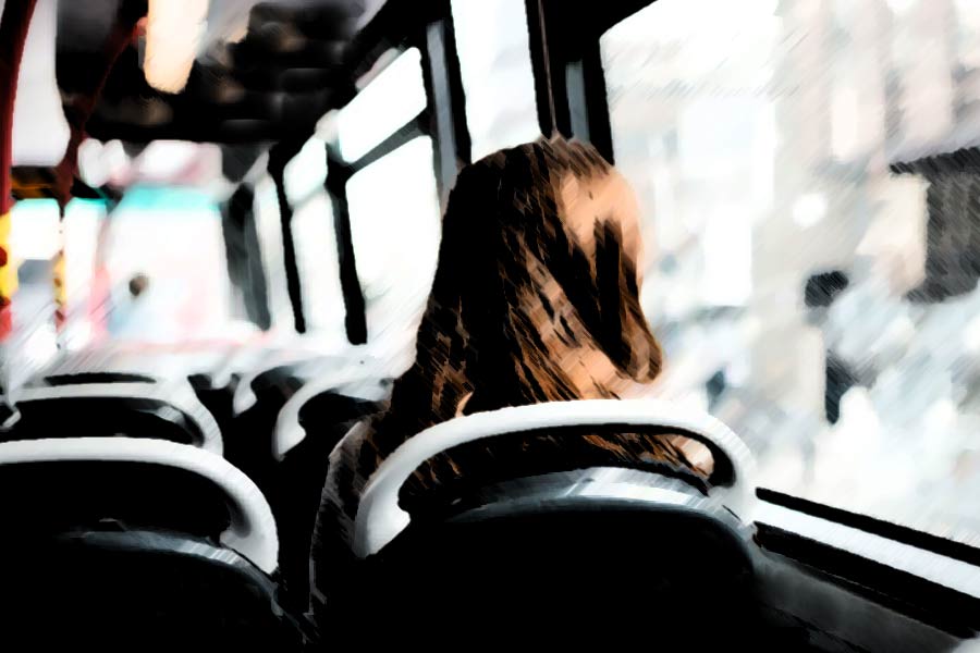 আশিয়া জানান, এর পর সেই নির্দেশ মতো দুবাইয়ের ওই শহরে পৌঁছন। সেখানে তাঁকে বলা হয়, যে মহিলার বাচ্চাদের দেখাশোনা করতে হবে, তাঁর কাছে বাসে চেপে যেতে হবে। তাঁর কথায়, “আমি কোন শহরে আছি, কোথায় নিয়ে যাওয়া হচ্ছিল, কিছুই বুঝতে পারছিলাম না। শুধু এটাই শুনেছিলাম ‘ম্যাডাম’-এর কাছে যেতে হবে। আর আমি সেখানে যাচ্ছি।”