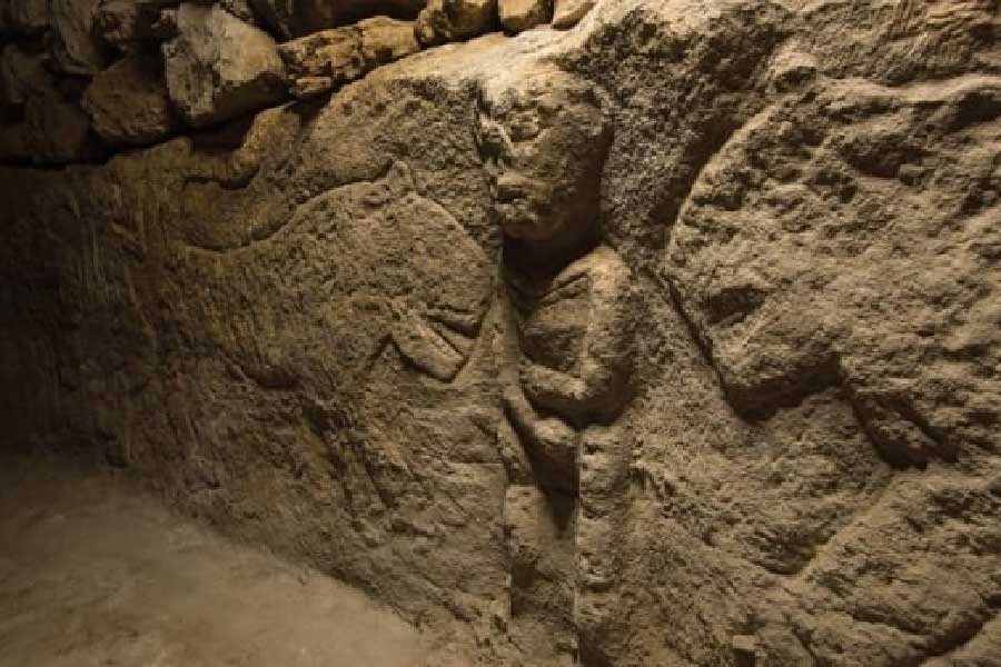 পাথরের দেওয়ালে খোদাই করা শিল্পকর্মে ফুটে উঠেছে নানা কাহিনি। মানুষ বনাম জন্তুদের লড়াইয়ের নানা মুহূর্তের নিদর্শন পাওয়া গিয়েছে। 