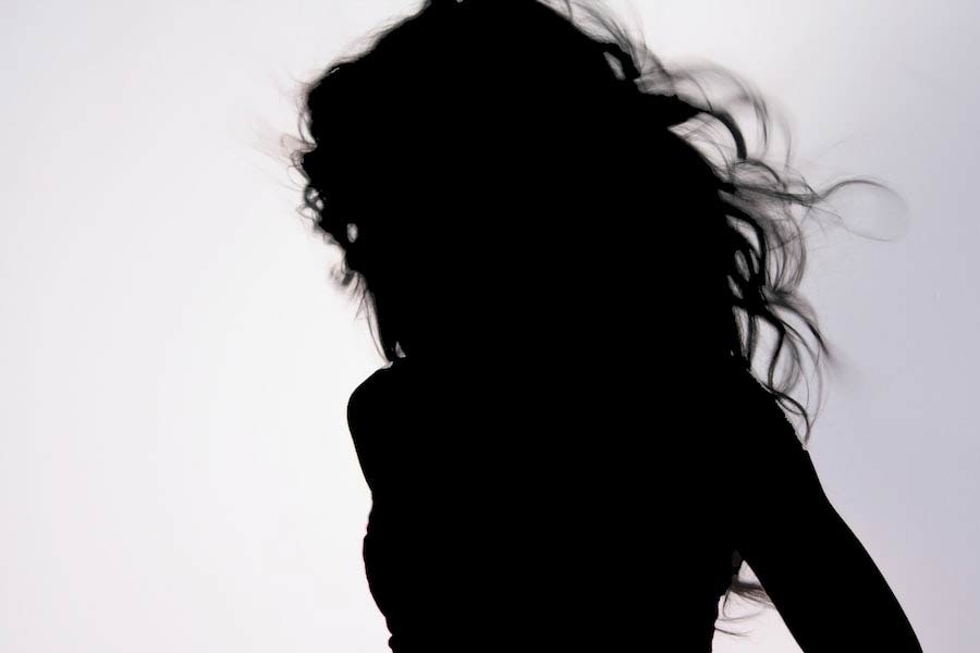 আশিয়া বলেন, “দু’দিন পরে আমাকে একটি বাজারে নিয়ে যাওয়া হয়। ছোট ছোট পোশাক কিনে দেওয়া হয়। বুঝতেই পারছিলাম না, কেন আমাকে এ ধরনের পোশাক কিনে দেওয়া হচ্ছে! এর পর রাতে জানানো হয়, আমার সমস্ত নথিপত্র তাঁদের কাছে রয়েছে এবং আমি ভিসা ছাড়াই ভারতে রয়েছি। শুধু তাই-ই নয়, আমাকে বলা হয়, বাচ্চা দেখাশোনা নয়, যৌনকর্মী হিসাবে কাজ করতে হবে এখন থেকে। মাসটা ছিল ২০২২-এর জানুয়ারি।”