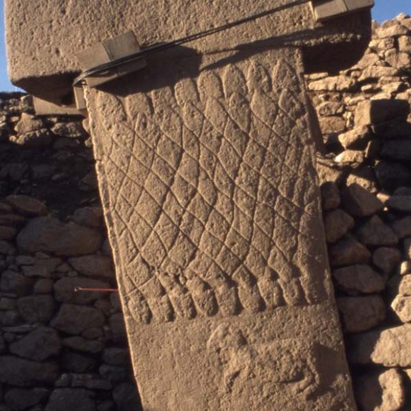 একটি শিল্পকর্মে দেখা গিয়েছে, দুই পুরুষকে আক্রমণ করছে জন্তুরা। প্রাণ বাঁচাতে দু’জনেই আত্মরক্ষার ভঙ্গিতে দাঁড়িয়ে। 