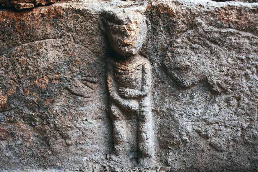 হিংস্র জন্তুদের আক্রমণের হাত থেকে বাঁচতে ভয়ে যৌনাঙ্গে হাত দিয়ে যেন কাঁপছিলেন ওই ব্যক্তি। সে কালে জন্তুদের আক্রমণের মুখে মানুষ কী করত, তারই আভাস পাওয়া গিয়েছে ওই শিল্পকর্মে। 