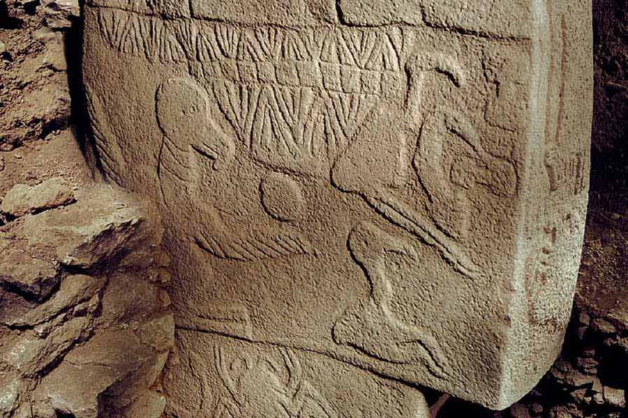 আবার, হিংস্র জন্তুর আক্রমণের মুখে পড়ে পুরুষরা নিজেদের যৌনাঙ্গে হাত রেখে আড়াল করতেন নিজেদের বাঁচাতে। আত্মরক্ষার জন্যই তাঁরা সে কালে এমনটা করতেন বলে ধারণা প্রত্নতত্ত্ববিদদের। 