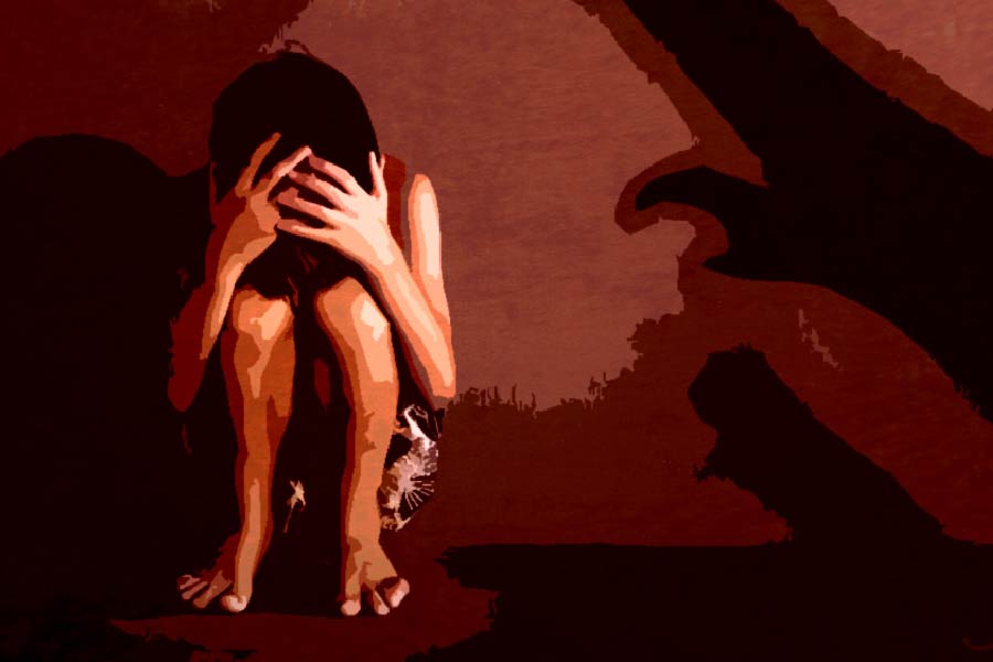 আশিয়া বলেন, “আমাকে প্রথমে বেধড়ক মারধর করা হয়। তার পর ধর্ষণ। তার পর জোর করে যৌনপেশায় নামানো হয়। আমার যিনি বস ছিলেন, তাঁর কাছে আমার মতো আরও অনেক মহিলা, তরুণী, যুবতী এবং অল্পবয়সি মেয়েদের দেখেছিলাম। উজবেকিস্তান-সহ বিভিন্ন দেশ থেকে তাঁদেরও একই ভাবে কাজের টোপ দিয়ে তুলে আনা হয়েছিল।”