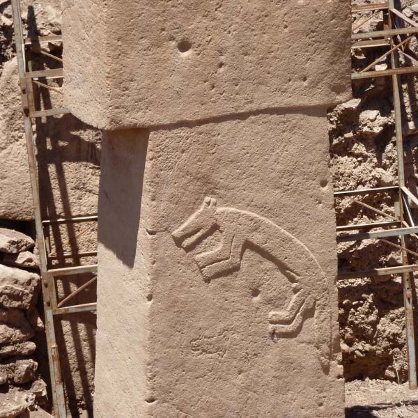 শিল্পকর্মে যে পুরুষগুলিকে দেখা গিয়েছে, তাঁদের চেহারাও অন্য রকম। গোলগাল মুখ, বড় কান, বড় চোখ। 