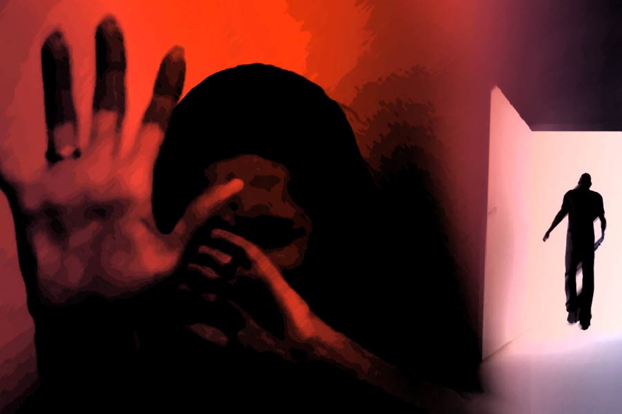 আশিয়া বলেন, “বসের যদি মনে হত যে, আমাদের আর ইচ্ছা নেই বা বারণ করছি, তা হলেই চলত অকথ্য অত্যাচার। মারধর তো ছিলই, সঙ্গে সিগারেটের ছ্যাঁকাও দেওয়া হত। শরীরের ক্লান্তি দূর করার জন্য শরীর খারাপের বাহানা দিতে হত। শুধুমাত্র ঋতুস্রাবের সময়ই একটু বিশ্রাম পেতাম।”