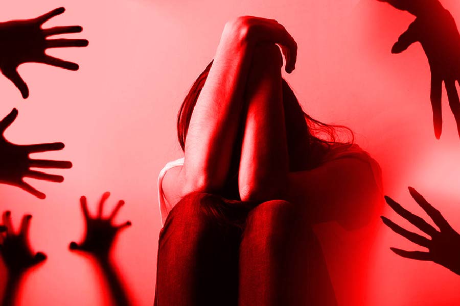 আশিয়া জানান, ভুয়ো ঋণের জালে জড়িয়ে রাখা হয় মেয়েদের, যাতে সেই ঋণ শোধ করতে না পেরে তাঁরা জীবনভর বন্দি হয়ে থাকেন। দিনরাত কাজ করেও কোনও টাকা জোটে না তাঁদের। আশিয়ার কথায়, “এক মাসের শেষে আমাকে বলা হয়েছিল ১২ লক্ষ টাকা আয় করেছি। তার মধ্যে ৬ লক্ষ টাকা আমার বস নেবে। বাকি ৬ লক্ষ টাকা আমার। কিন্তু সেই টাকাও দেওয়া হয়নি। আমাদের সব সময় মাদক খাইয়ে রাখা হত। সেই মাদকের টাকাও আমাদের কাছ থেকে নেওয়া হত।”