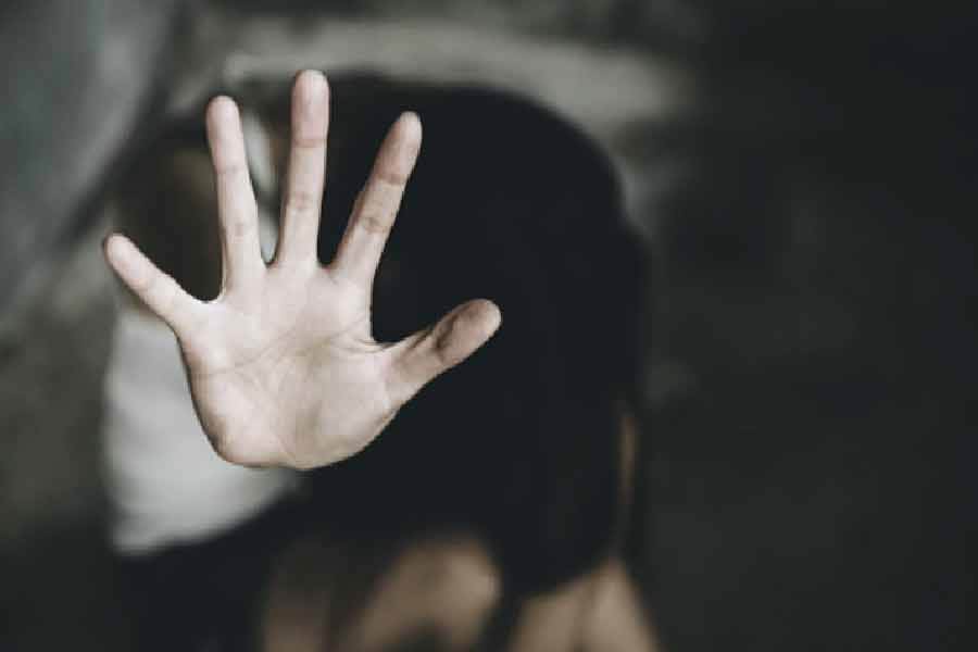 ভারতে পৌঁছনোর পর বিভিন্ন দালালের হাতে বিক্রি করে দেওয়া হয় সেই সব মেয়েকে। দিল্লির ডেপুটি পুলিশ কমিশনার (অপরাধ) বিচিত্র বীর জানিয়েছেন, যৌনচক্রের মূল হোতা তুর্কমেনিস্তানের নাগরিক আহমেদ এবং অজিজা। মালবীয় নগরে উদ্ধার হওয়া ১০ উজবেক তরুণীকে নেপাল হয়ে ভারতে নিয়ে আসা হয়েছিল। গত ৬ মাসে এমন ৮০০ মেয়েকে নিয়ে আসা হয়। তাঁদের মধ্যে ৫০০ জন উজবেক আর নাইজিরীয়। 