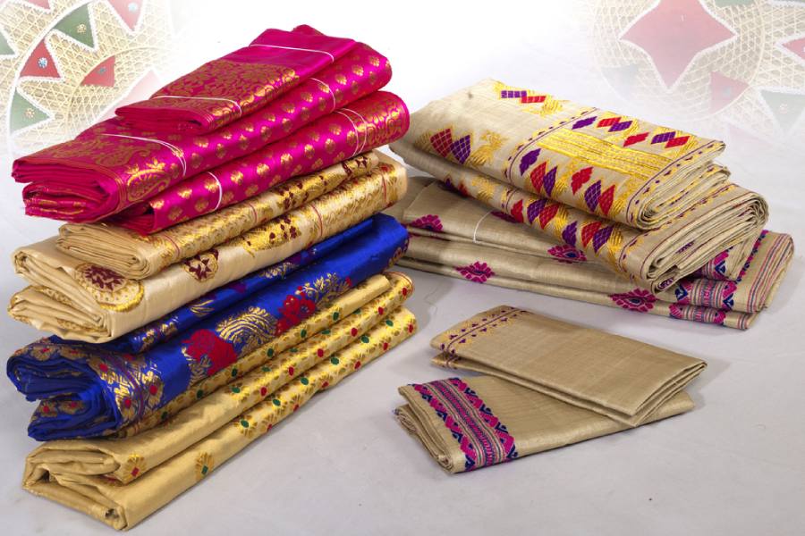 তত্ত্বের ট্রেতে মুগা সিল্ক রাখলে মন্দ হয় না!