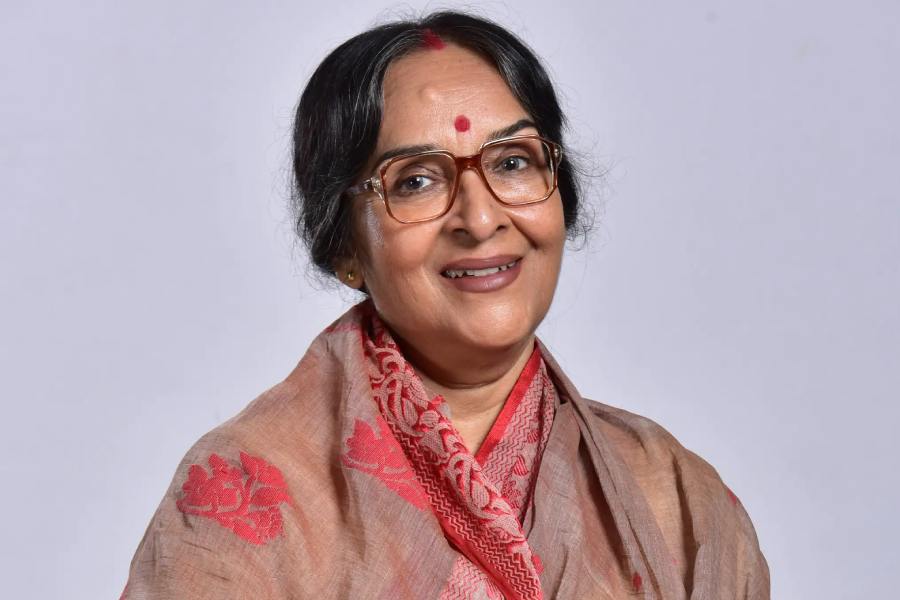 ‘মৃগয়া’র ৪৬ বছর পর আবার মিঠুনের সঙ্গে বড় পর্দায় ফিরেছেন মমতা শঙ্কর।