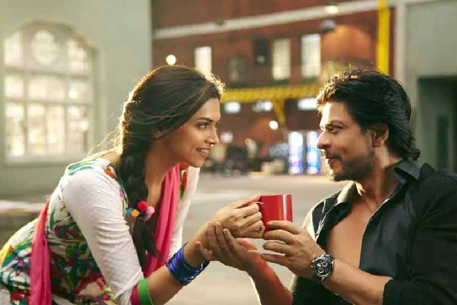 ২০২৩ সালে মুক্তি পেতে চলেছে ‘পাঠান’ ছবিটি। শাহরুখ খান এবং দীপিকা পাড়ুকোনকে বহু বছর পর বড় পর্দায় একসঙ্গে পেতে চলেছে দর্শক। ছবির ঝলক মুক্তি পাওয়ার পর দর্শকের মধ্যে যে উন্মাদনার সৃষ্টি হয়েছিল তাতে বাধা হয়ে দাঁড়িয়েছে ওই ছবির মুক্তি পাওয়া প্রথম গানের ভিডিয়ো ‘বেশরম রং’। ভিডিয়ো মুক্তির পর আবার বিতর্কে জড়িয়েছেন দীপিকা।