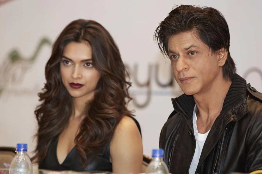 ভিডিয়োতে দীপিকা কখনও বিকিনি স্যুট পরে, কখনও বা মনোকিনি পোশাকে। অভিনেত্রীকে এই প্রথম লাস্যময়ী ভঙ্গিতে নাচতে দেখা গিয়েছে। হিন্দি গানটি শুনে অনেকেই মন্তব্য করেছেন, স্প্যানিশ গানের ধাঁচে বানানো হয়েছে এটি। আবার গানের প্রথম দিকের লাইনগুলিও পুরনো একটি হিন্দি গান থেকে হুবহু নকল করা। 