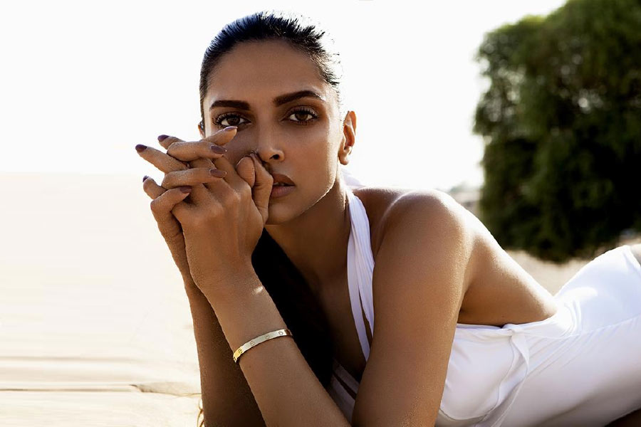 এই পোশাকগুলি নিলামে বিক্রি করেছেন শুনে কুমন্তব্যের শিকার হন তিনি। অনেকের বক্তব্য, অর্থ উপার্জনের জন্য দীপিকা যা খুশি তাই করতে পারেন।