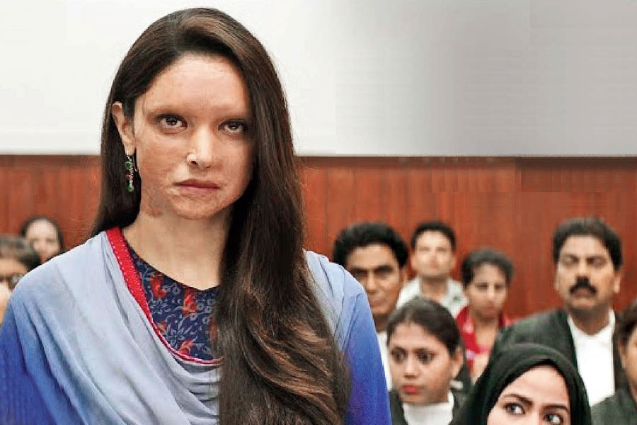 অ্যাসিড হামলায় আক্রান্ত লক্ষ্মী আগরওয়ালের জীবনের উপর ভিত্তি করে ‘ছপক’ ছবিটি মু্ক্তি পায়। এই ছবিতে লক্ষ্মীর চরিত্রে অভিনয় করেছিলেন দীপিকা। ছবি প্রচারের জন্য দীপিকা তাঁর সমাজমাধ্যমে একটি চ্যালেঞ্জের আয়োজন করেন যা নিয়ে বিতর্কে জড়িয়েছিলেন অভিনেত্রী।