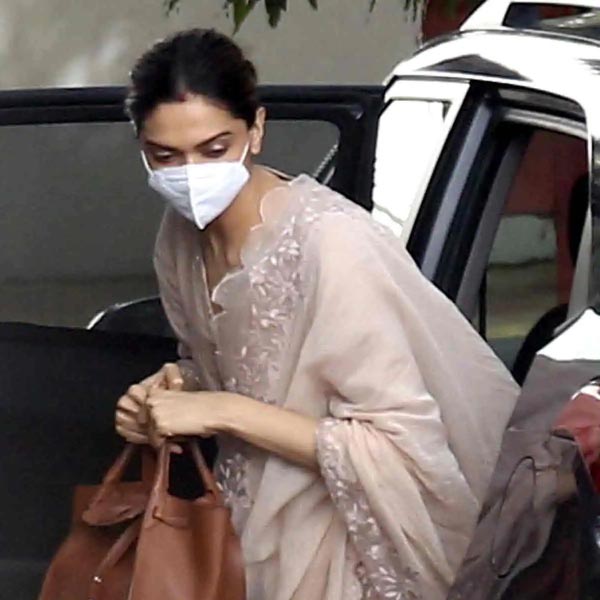 সুশান্ত সিংহ রাজপুতের মৃত্যুর সময়ও বিতর্কে জড়িয়েছিলেন দীপিকা। সুশান্তের মৃত্যুর পর নারকোটিক্স কন্ট্রোল ব্যুরোর তরফে যখন তদন্ত শুরু হয়, তখন মাদককাণ্ডে নাম জড়িয়ে যায় দীপিকার।