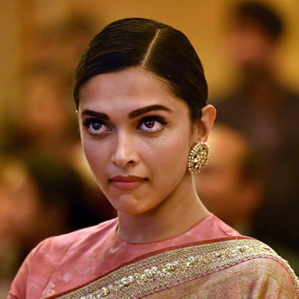 তারকাদের একটি হোয়াটসঅ্যাপ গ্রুপে সকলে মাদক নিয়ে আলোচনা করতেন। দীপিকা ওই গ্রুপের প্রধান সদস্য ছিলেন। কিন্তু সব বিতর্ক পার করেও দীপিকা দর্শকের মন থেকে মুছে যাননি। আলোর রোশনাই থেকেও দূরে যাননি তিনি।