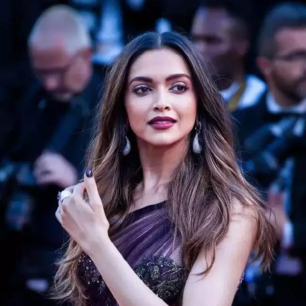 কান চলচ্চিত্র উৎসবে বিচারক হয়ে ভারতের প্রতিনিধি হিসাবে গিয়েছিলেন দীপিকা। বিভিন্ন রঙের পোশাক পরে নজর কেড়ে নিয়েছিলেন বিশ্ববাসীর।