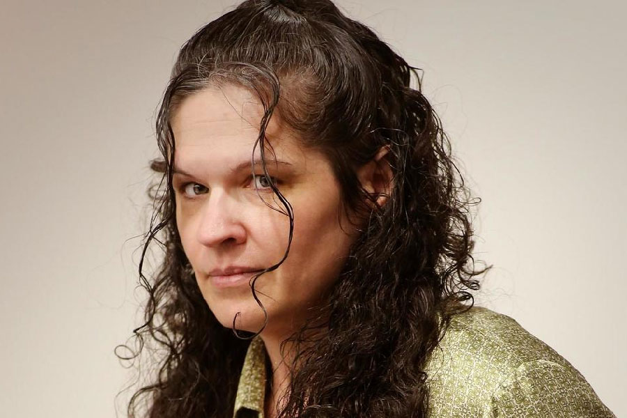 এক দশকেরও বেশি সময় ধরে হাজতে ডোরিস ডোনেগান ডি ডি মুর। যাবজ্জীবন হয়েছে এই মহিলার। খুনের অপরাধে। এক লটারিজয়ীকে খুন করেছিলেন তিনি। তার আগে সেই নিরীহ মানুষটির বিশ্বাস অর্জন করে টাকা হাতিয়ে নিয়েছিলেন। এখন জেলে বসে আমেরিকার ফ্লোরিডায় লটারি সংক্রান্ত বিল পাশ করানোর জন্য সওয়াল করছেন।