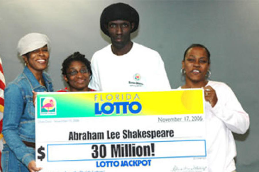 কী রয়েছে সেই বিলে? বিলে বলা হয়েছে, লটারি জেতার পর জয়ীর নাম অন্তত ৯০ দিন প্রকাশ্যে আনা যাবে না। প্রকাশ্যে আনলে অনেক সময়ই সেই জয়ী প্রতারণার শিকার হচ্ছেন। বহু সময় খুন হয়েছেন। জেলে বসে মুর দাবি তুলেছেন, সময়সীমা ৯০ দিন থেকে বাড়িয়ে আরও বেশি করা দরকার।