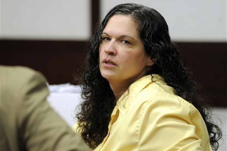 ফ্লোরিডার ট্যাম্পার বাসিন্দা ছিলেন ডোরিস ডোনেগান ডি ডি মুর। এখন যে বিলের জন্য সওয়াল করছেন, সেই বিল আনার অন্যতম কারণও তিনিই। ২০০৯ সালে টাকার জন্য এক লটারিজয়ীকে খুন করেছিলেন তিনি। ২০১২ সালে তাঁকে দোষী সাব্যস্ত করে আদালত। যাবজ্জীবন কারাদণ্ড দেয়।