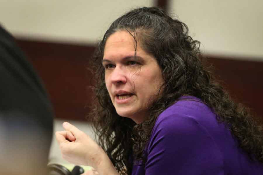 সেই লটারি আব্রাহাম কিনেছিলেন কাকতালীয় ভাবে। ফ্লোরিডা থেকে মায়ামি যাচ্ছিলেন তিনি। সঙ্গে এক বন্ধু মাইকেল ফোর্ড। মাঝপথে ট্রাক দাঁড় করিয়ে লটারির টিকিট কিনতে গিয়েছিলেন ফোর্ড। বন্ধু আব্রাহামকে জিজ্ঞেস করেন, তাঁর জন্য কফি নিয়ে আসবেন কি না। তখনই ফোর্ডের হাতে দু’ডলার গুঁজে দিয়েছিলেন আব্রাহাম। বলেছিলেন, তাঁর জন্যও একটি লটারির টিকিট কিনে আনতে। সে দিন আব্রাহামের পকেটে ছিল মাত্র পাঁচ ডলার।