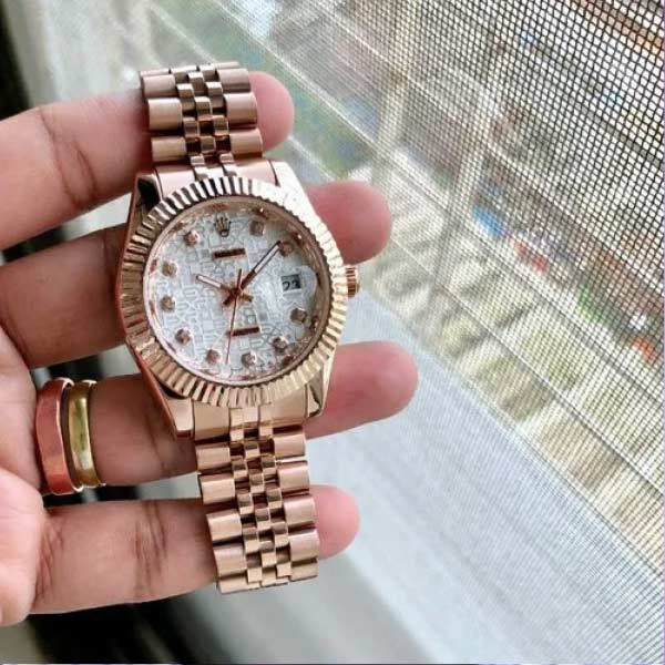 একটি নিসান আলটিমা গাড়ি আর নিজের জন্য একটা রোলেক্স ঘড়ি কিনেছিলেন আব্রাহাম। এটুকুই। আর খুব বেশি কিছু কেনেননি তিনি। তাতেই পড়েছিলেন বিপাকে।