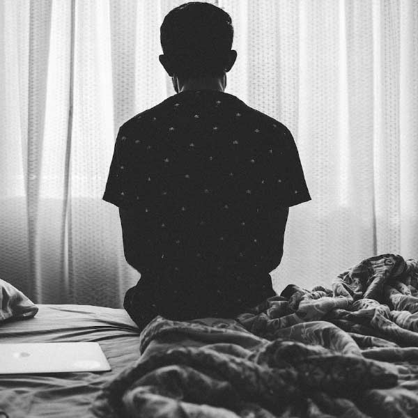 আব্রাহামের বন্ধুরা জানান, কোটি কোটি টাকা পেয়েও খুশি হতে পারছিলেন না তিনি। অবসাদ গ্রাস করছিল। কারণ বন্ধু, আত্মীয়। নিত্যদিন এসে টাকা ধার চাইতেন তাঁরা। দিতে অস্বীকার করলে আব্রাহামকে গালিগালাজ করতেন। সম্পর্ক ভেঙে যেত। 