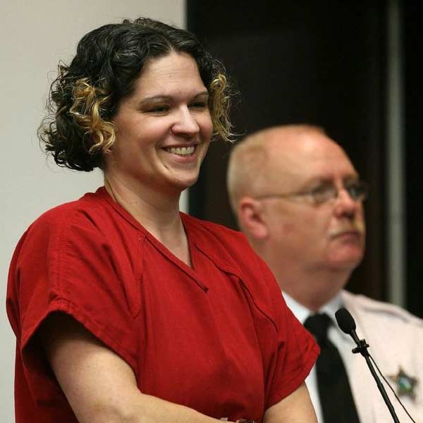 এই সময়ই আব্রাহামের সঙ্গে যোগাযোগ করেন মুর। জানান, আব্রাহামের জীবন নিয়ে বই লিখতে চান। এর পর পরিচয় বাড়লে মুর প্রস্তাব দেন, আব্রাহামের টাকাপয়সা তিনিই সামলাবেন। বিনিয়োগ করবেন। কিছুই পড়াশোনা জানতেন না আব্রাহাম। তাই মুর যা বোঝাতেন, সেটাই বুঝতেন। তাঁকে বিশ্বাস করতেন।