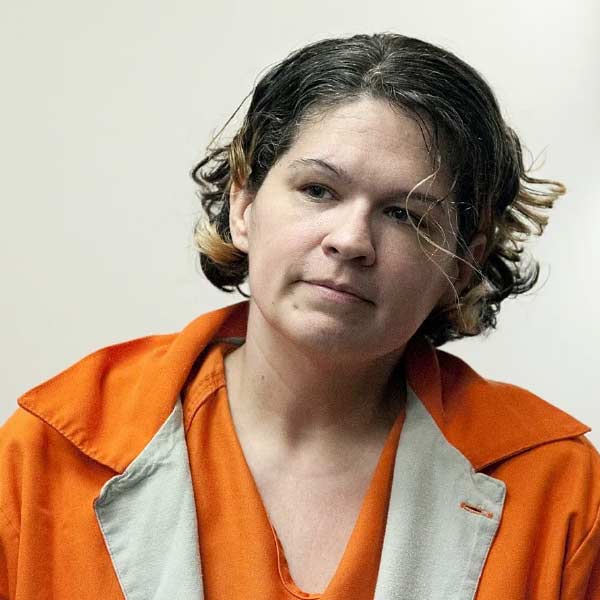 সেই সুযোগটাই নিয়েছিলেন মুর। আব্রাহামকে বুঝিয়ে সুঝিয়ে ব্যবসায় ভাগীদার করেন। তাঁর থেকে ১০ লক্ষ ডলার হাতিয়ে নেন তিনি। ভারতীয় মুদ্রায় আট কোটি ২৬ লক্ষ ৬৫ হাজার ৫০০ টাকা। সেই টাকায় নিজের জন্য একটা শেভরোলে গাড়ি, একটি ট্রাক, একটি হামার কেনেন। এ সব কিনে চলে যান বেড়াতে। পরে মুর জানিয়েছিলেন, তাঁকে আসলে ওই টাকা উপহার দিয়েছিলেন মুর।