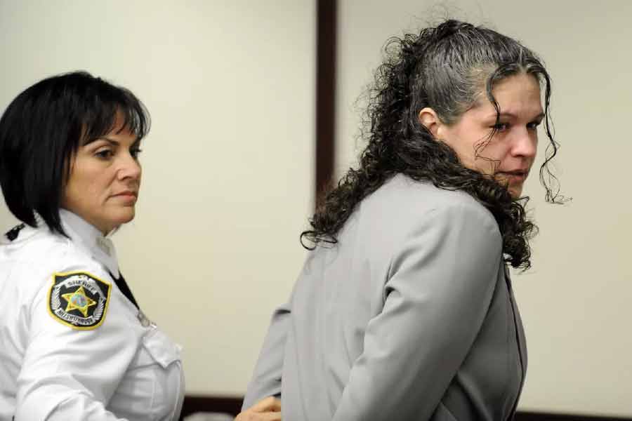 ২০১০ সালের ফেব্রুয়ারিতে গ্রেফতার হন মুর। তাঁকে জেরা করে পুলিশ জানতে পারে, টাকার জন্যই আব্রাহামকে খুন করেছিলেন তিনি। তার পর নিজের এক প্রাক্তন বয়ফ্রেন্ডের বাড়ির পিছনে পুঁতে দিয়েছিলেন।