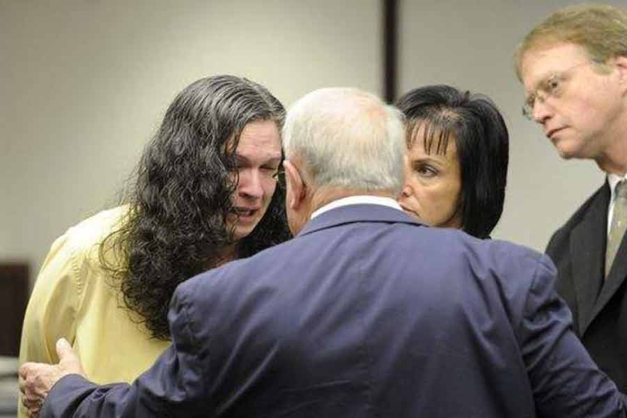 যদিও আব্রাহামের দেহ মেলার আগে পুলিশকে বিভ্রান্ত করেছিলেন মুর। জানিয়েছিলেন, তিনি শহর ছেড়ে চলে গিয়েছেন। লোকজন টাকা ধার চাইত। তাই বিরক্ত হয়ে চলে গিয়েছিলেন তিনি। 