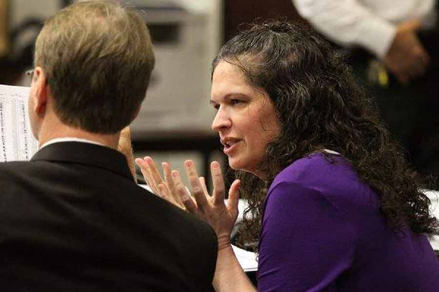 আব্রাহাম নিখোঁজ হওয়ার পর থেকে তাঁর বাড়িতেই থাকতেন মুর। তাঁর মোবাইল ব্যবহার করতেন। সেখান থেকে আব্রাহাম সেজে তাঁর বন্ধুদের মেসেজ করতেন। সকলকে বোঝাতেন যে, তিনি ভাল রয়েছেন। আব্রাহামের মাকে জন্মদিনে কার্ডও পাঠিয়েছিলেন। প্রেরক হিসাবে নাম ছিল আব্রাহামের। তাঁর স্ত্রীকে ঘুষ দিতে চেয়েছিলেন, যাতে তিনি গোয়েন্দাদের জানান যে, আব্রাহাম জীবিত।