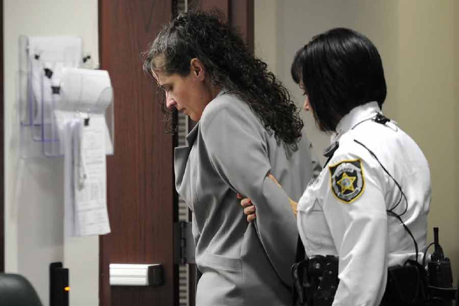 শেষ পর্যন্ত সব জারিজুরি শেষ হয় মুরের। তদন্তে নেমে পুলিশ জানতে পারে, ১৯৯২ সালে জেমস মুর নামে এক জনকে বিয়ে করেন তিনি। ১৯৯৫ সালে একটি ছেলের জন্ম দেন। আগেও প্রতারণায় জড়িয়েছেন তিনি। বিমা নিয়ে লোকজনকে ঠকিয়েছিলেন। ২০০২ সালে তাঁকে দেউলিয়া ঘোষণা করা হয়। তার পরই ছক কষে লটারিজয়ী আব্রাহামকে নিশানা করেন।