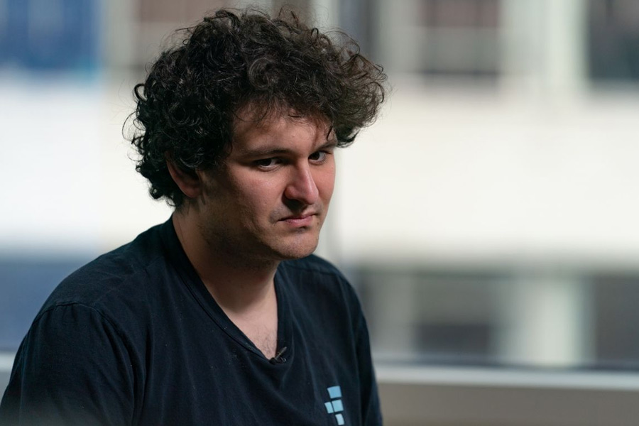 আবার পরের বছরই একের পর এক অঘটন। ফল— ২০২২ সালের ডিসেম্বরে পুলিশের হাতে বন্দি সেই ব্যবসায়ী। আর্থিক দুর্নীতির অপরাধে তাঁকে জেলে পাঠানোর জন্য প্রস্তুত আমেরিকার প্রশাসন। 