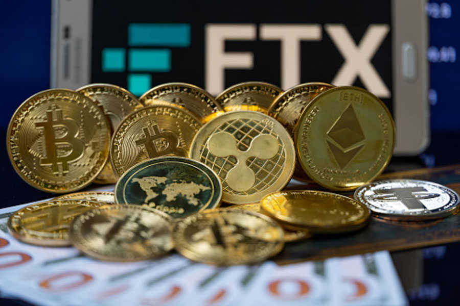 অদ্ভুত ভাবে একা স্যাম নয়। আমেরিকার বিচার বিভাগের কৌঁসুলিরা বলছেন, স্যামের মতো ক্রিপ্টো ব্যবসার বহু নামজাদা হর্তাকর্তাই এখন প্রশাসনের নজরে। প্রত্যেকেই নাকি ক্রিপ্টোকারেন্সির দুনিয়ার নামজাদা বাজিগর। প্রত্যেকের বিরুদ্ধেই জালিয়াতির অভিযোগ। যদিও এঁরা ঠিক কী ধরনের জালিয়াতি করেছেন তা স্পষ্ট করে জানায়নি প্রশাসন। 