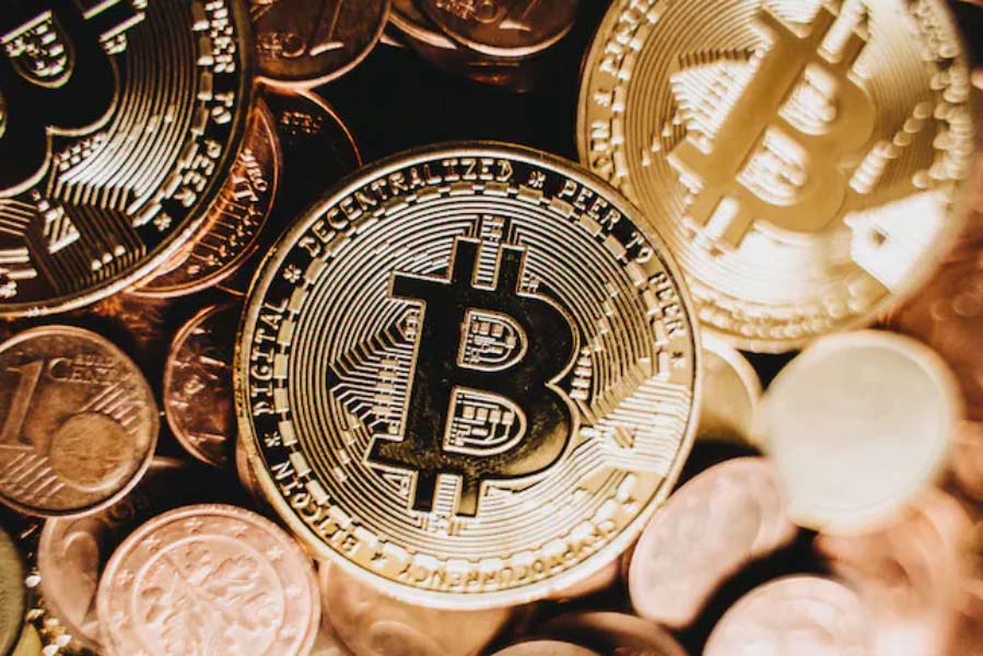 ছাপোষা মানুষের ক্রিপ্টোমুদ্রা নিয়ে স্বপ্ন দেখতে হলে প্রচলিত ধারা মেনে বিনিয়োগ করা ছাড়া অন্য উপায় নেই। অর্থাৎ টাকা-ডলার-পাউন্ড ভাঙিয়ে ক্রিপ্টোকারেন্সি কিনে আশা রাখতে হবে যে এর মূল্য দিন দিন বাড়বে। নিজের ব্যাঙ্ক অ্যাকাউন্ট ব্যবহার করে ক্রিপ্টোকারেন্সি এক্সচেঞ্জ থেকে কেনা যায় এই মুদ্রা। পিয়ার-টু-পিয়ার ডাইরেক্টরি ব্যবহার করেও কেনা যায়।