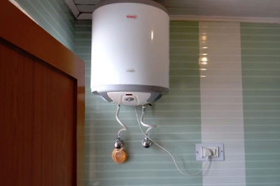 জল মজুত হতে থাকলে গিজ়ারে আয়রন জমে গিয়ে তা দ্রুত নষ্ট হয়ে যাওয়ার ঝুঁকি থাকে।