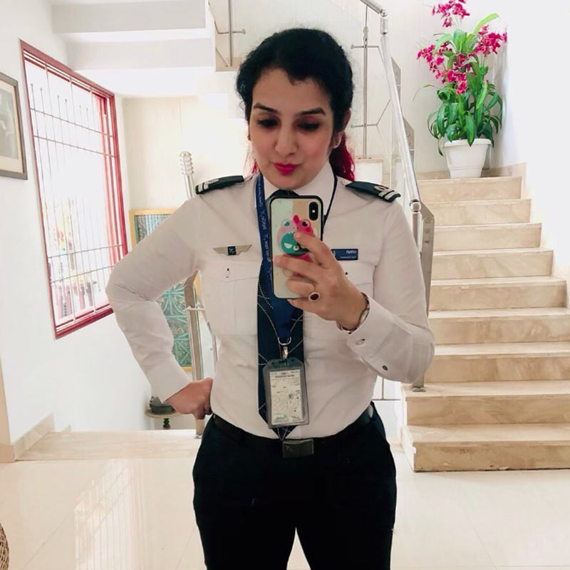 ভারতে মহিলা পাইলটের সংখ্যা হাতেগোনা। তাদের মাঝে অন্যতম পরিচিত মুখ হানা। টুইটারে তাঁর কয়েকটি ছবি সম্প্রতি নতুন করে শিরোনামে উঠে এসেছে। 