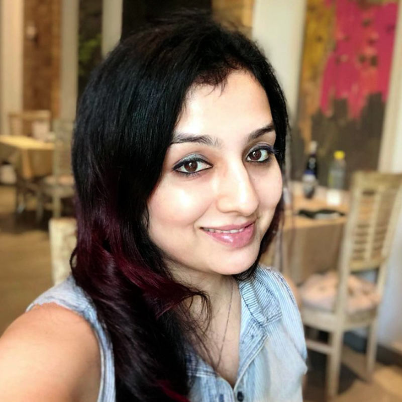 ৩২ বছর বয়সি হানার পেশা তাঁর জীবনে বিশেষ তাৎপর্য বহন করে। কারণ তিনি এমন একটি দেশে বড় হয়েছেন, যেখানে বিমান ওড়ানো তো দূর, গাড়ি চালানোও ছিল গর্হিত অপরাধ। 