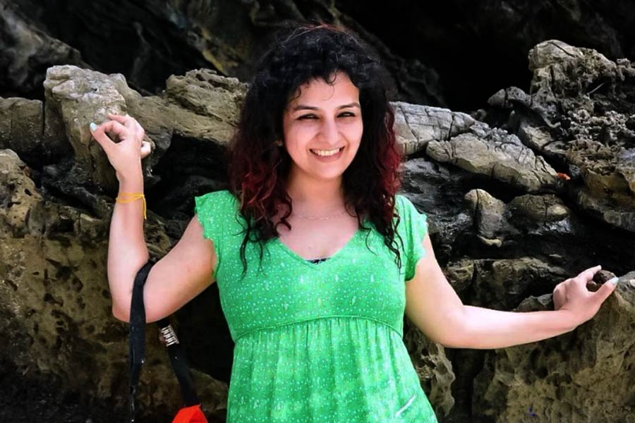 ভারতীয় হলেও বাবার কাজের সূত্রে সৌদি আরবে থাকতেন হানা। সেখানের কাটিয়েছেন জীবনের দীর্ঘ সময়। মেয়েদের জন্য কড়া নিয়ম চালু ছিল সে দেশে। 