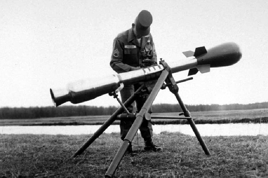  ‘এম২৮/২৯ ডেভি ক্রোকেট ওয়েপন সিস্টেম’ ছিল একটি মানববাহী রকেট লঞ্চার। এই লঞ্চার ৩৪ কেজির পরমাণু ক্ষেপণাস্ত্র ডব্লু৫৪ প্রায় ৪ কিমি পর্যন্ত ছোড়ার ক্ষমতা রাখত।