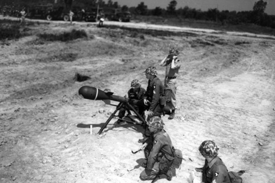 ১৯৬৭ সাল নাগাদ আমেরিকাতে নাকি ৩১,২৫৫টি পারমাণবিক ক্ষেপণাস্ত্র মজুদ ছিল। এর মধ্যে কয়েক হাজার শুধু কৌশলগত পারমাণবিক ক্ষেপণাস্ত্র ছিল, যা সাধারণ যুদ্ধক্ষেত্রে ব্যবহারের জন্য রাখা ছিল।