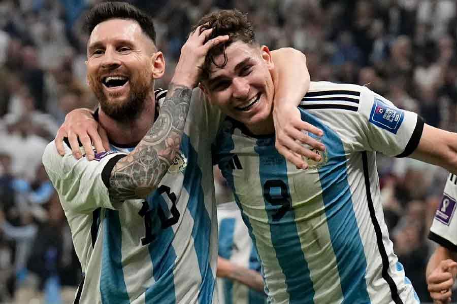 বুধবার সেমিফাইনালে আর্জেন্টিনার ক্রোয়েশিয়া বধের নেপথ্য কারিগর যদি হয়ে থাকেন লিয়োনেল মেসি, তবে আলভারেস নিঃসন্দেহে নায়ক। তিনটির মধ্যে দু’টি গোলই এসেছে তাঁর পা থেকে।