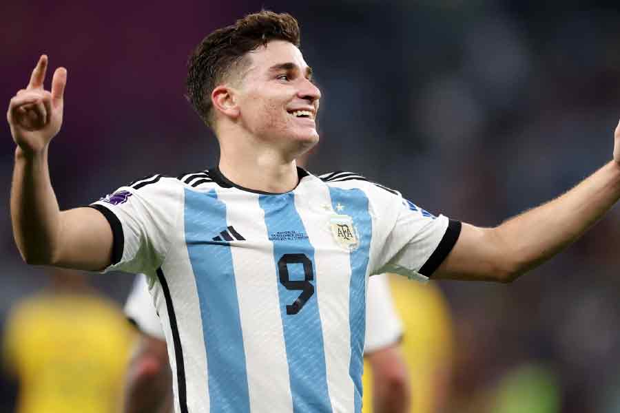 ২০০০ সালের ৩১ জানুয়ারি আর্জেন্টিনার কালচিন শহরে জন্ম আলভারেসের। তাঁর ডাক নাম লা আরানা, যার অর্থ মাকড়সা। ক্লাব ফুটবল কিংবা দেশের হয়ে খেলা, সতীর্থরা মাঝেমাঝেই এই ডাকনামে ডেকে থাকেন তাঁকে।