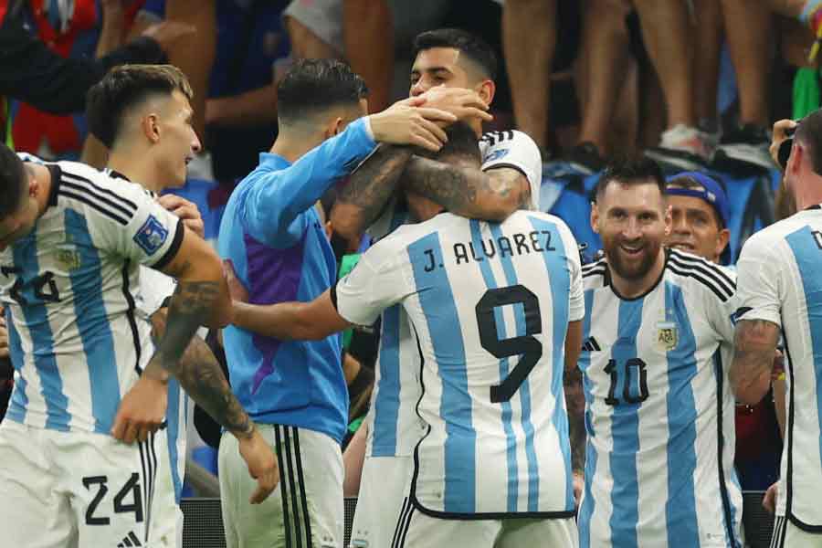 বুধবারের ম্যাচে মাঝমাঠ বরাবর আলভারেসের অবিশ্বাস্য দৌড় যাঁরা দেখেছেন, তাঁরা অনেকে মাকড়সার গতিবিধির সঙ্গে তরুণ ফুটবলারের মিল খুঁজে নিতেই পারেন। 