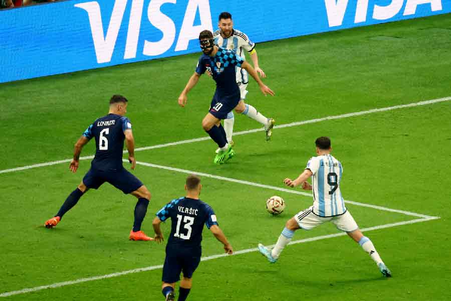 সেমিফাইনালে আরও একটি গোল রয়েছে আলভারেসের নামে। সেই গোলের কৃতিত্ব অবশ্য তাঁর চেয়ে বেশি তাঁর অধিনায়কের। মেসির ঠিকানা লেখা পাসে দ্বিতীয় গোলটি করেন আলভারেস।