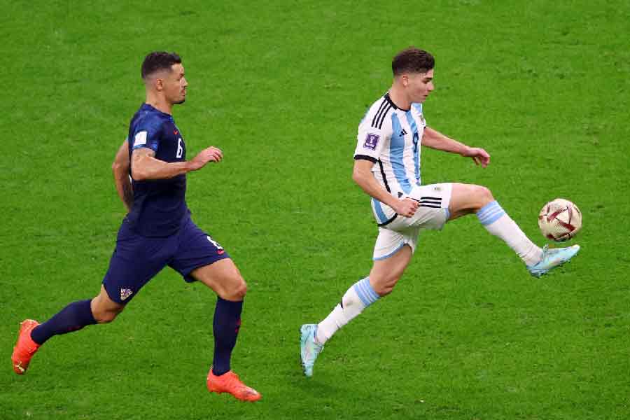 চলতি বছরের জানুয়ারি মাসে, তাঁর জন্মদিনের দিন ইংল্যান্ডের ম্যানচেস্টার সিটি ক্লাবে চুক্তি স্বাক্ষর করেন আলভারেস। ইউরোপীর ক্লাবের সঙ্গে সাড়ে ৫ বছরের চুক্তি হয়েছে তাঁর। 