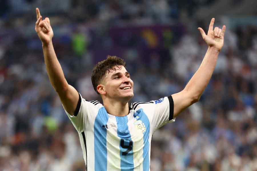 ম্যান সিটির আগে আলভারেস আর্জেন্টিনার রিভার প্লেট ক্লাবে খেলতেন। তখনও তাঁর জনপ্রিয়তা আকাশ ছোঁয়নি। ২০২১ এবং ২০২২ আর্জেন্টিনীয় এই তারকার কেরিয়ারের মোড় ঘুরিয়ে দিয়েছে।