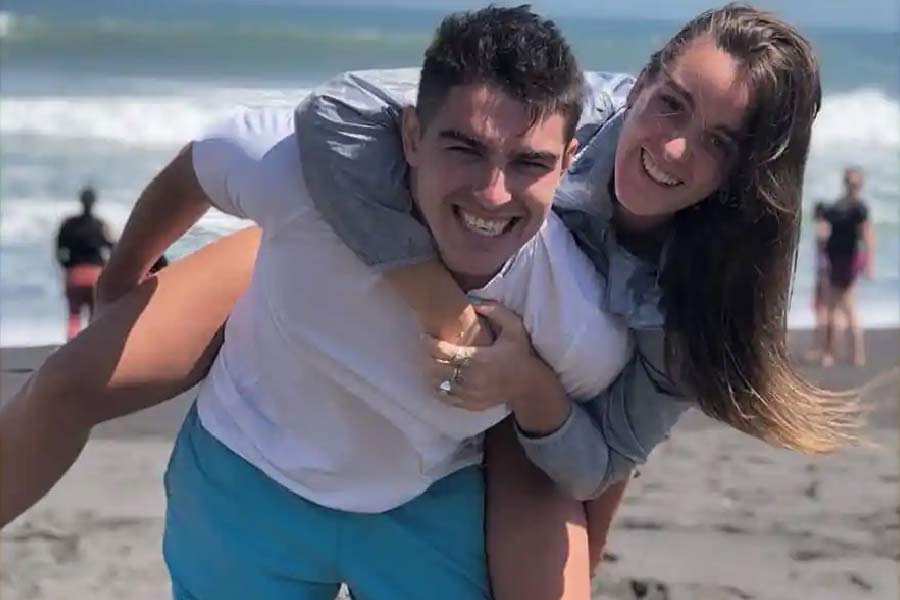 আলভারেস ম্যান সিটিতে সই করার পর এই প্রেমের কথা প্রকাশ্যে আনেন যুগল। এমিলিয়া নিজেও খেলাধুলার সঙ্গে যুক্ত। তিনি হকি খেলেন। শারীরশিক্ষার শিক্ষক হিসাবে চাকরিও করেন। ইনস্টাগ্রামে আলভারেসের প্রেমিকার অজস্র ফলোয়ার রয়েছে।