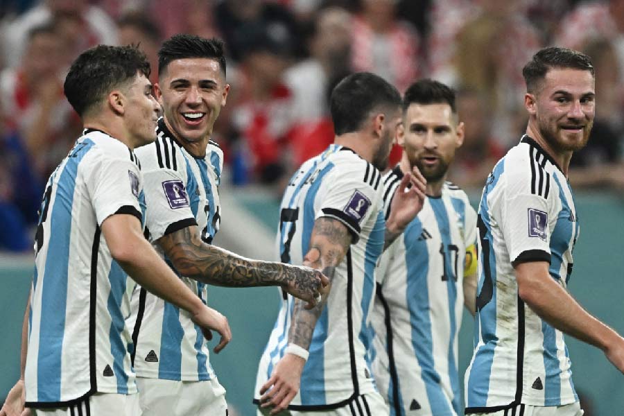 ছোটবেলা থেকেই লিয়োনেল মেসির অন্ধভক্ত আলভারেস। স্বপ্নের নায়কের সঙ্গে বিশ্বকাপে একই সাজঘর ভাগ করে নিতে পেরে তাঁরও যেন স্বপ্ন পূরণ হয়েছে।