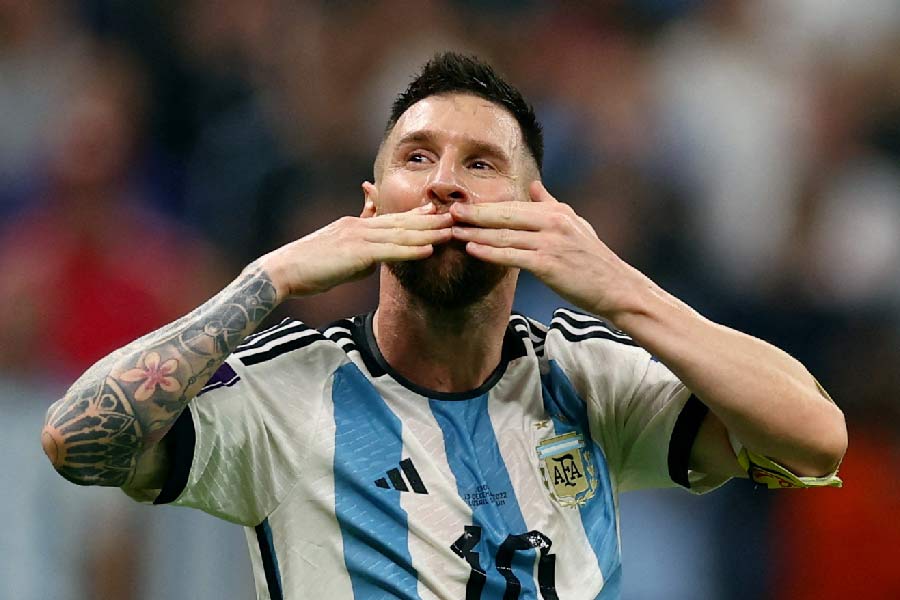 সেমিফাইনালে জয়ের পর মেসি জানিয়ে দিয়েছেন, ফাইনালের ম্যাচই হবে আর্জেন্টিনার জার্সি গায়ে তাঁর শেষ খেলা। আর দেশের হয়ে খেলবেন না তিনি। শেষ ম্যাচে শেষ বারের মতো এক বার মরিয়া হয়ে উঠবেন কেবল।